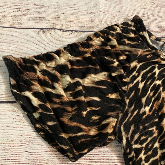 Jennifer Lopez Leopard Print Top - Picture 2 of 5